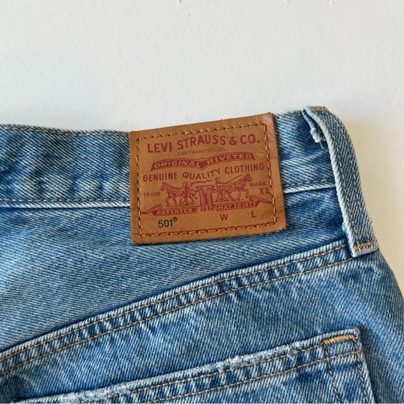 Levi mid wash denim jean shorts - Picture 5 of 5